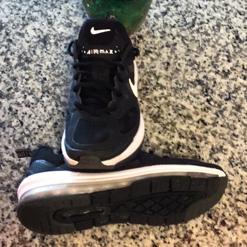 Nike Black and White Sneakers Sleek Low-Top Design - Picture 6 of 8